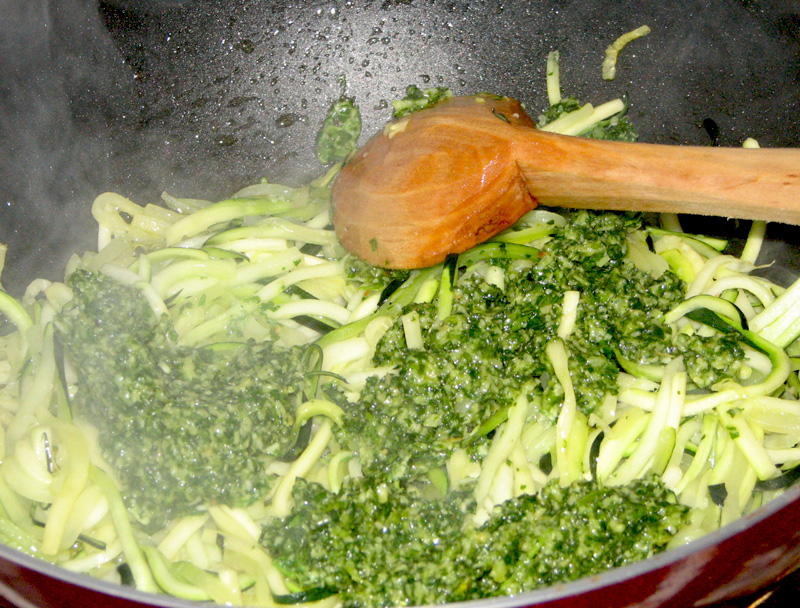 Spaghete de zucchini cu sos pesto