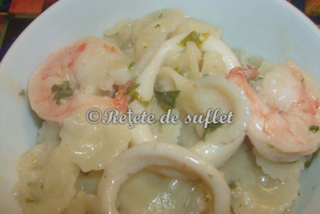 Farfalle cu fructe de mare