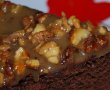 Brownie cu cioco neagra si topping de caramele si nuci-3