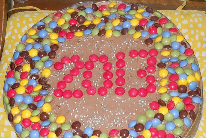 Tort de ciocolata cu bomboane m&m.