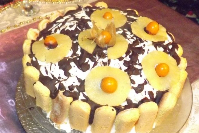 Tort cu ananas, ciocolata si physalis