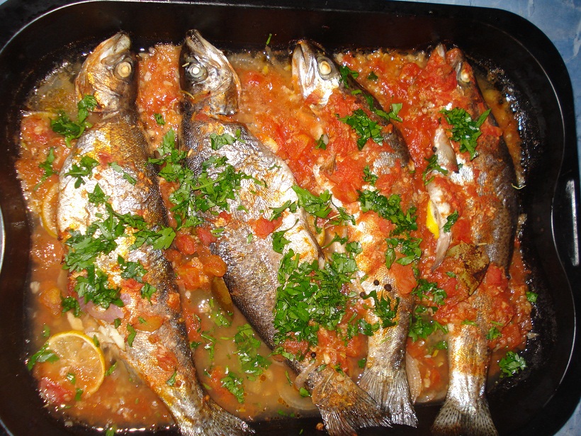 Pastrav in sos de rosii cu vin alb