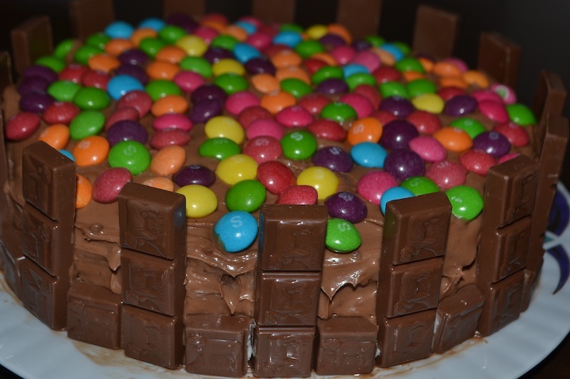 Tort cu crema de ciocolata si Skittles