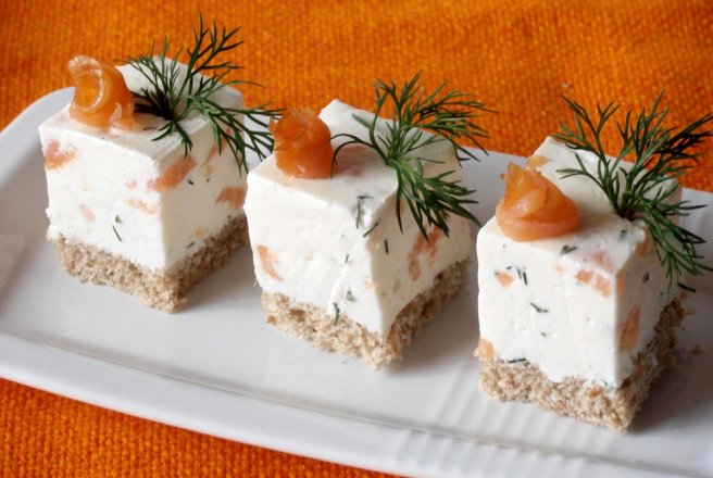 Cuburi aperitiv cu crema de branza si somon