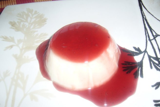 Panna Cotta cu sirop de visine si gem de caise