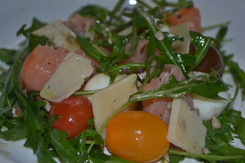 Salata cu somon fume, rucola, parmezan