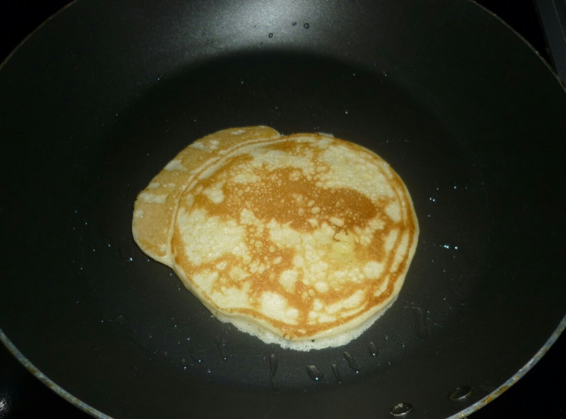 Pancakes - clatite americane cu miere si dulceata de cirese