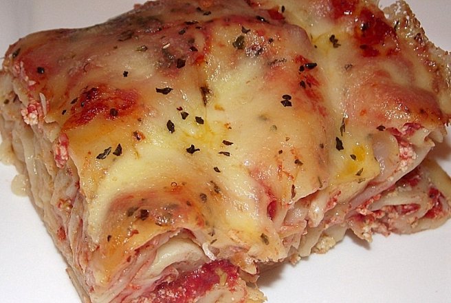 Lasagna cu branza de vaci si suc de rosii