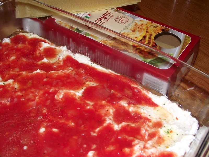 Lasagna cu branza de vaci si suc de rosii