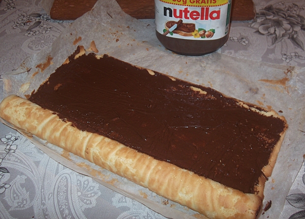 Tort cu rulada si crema de capsuni