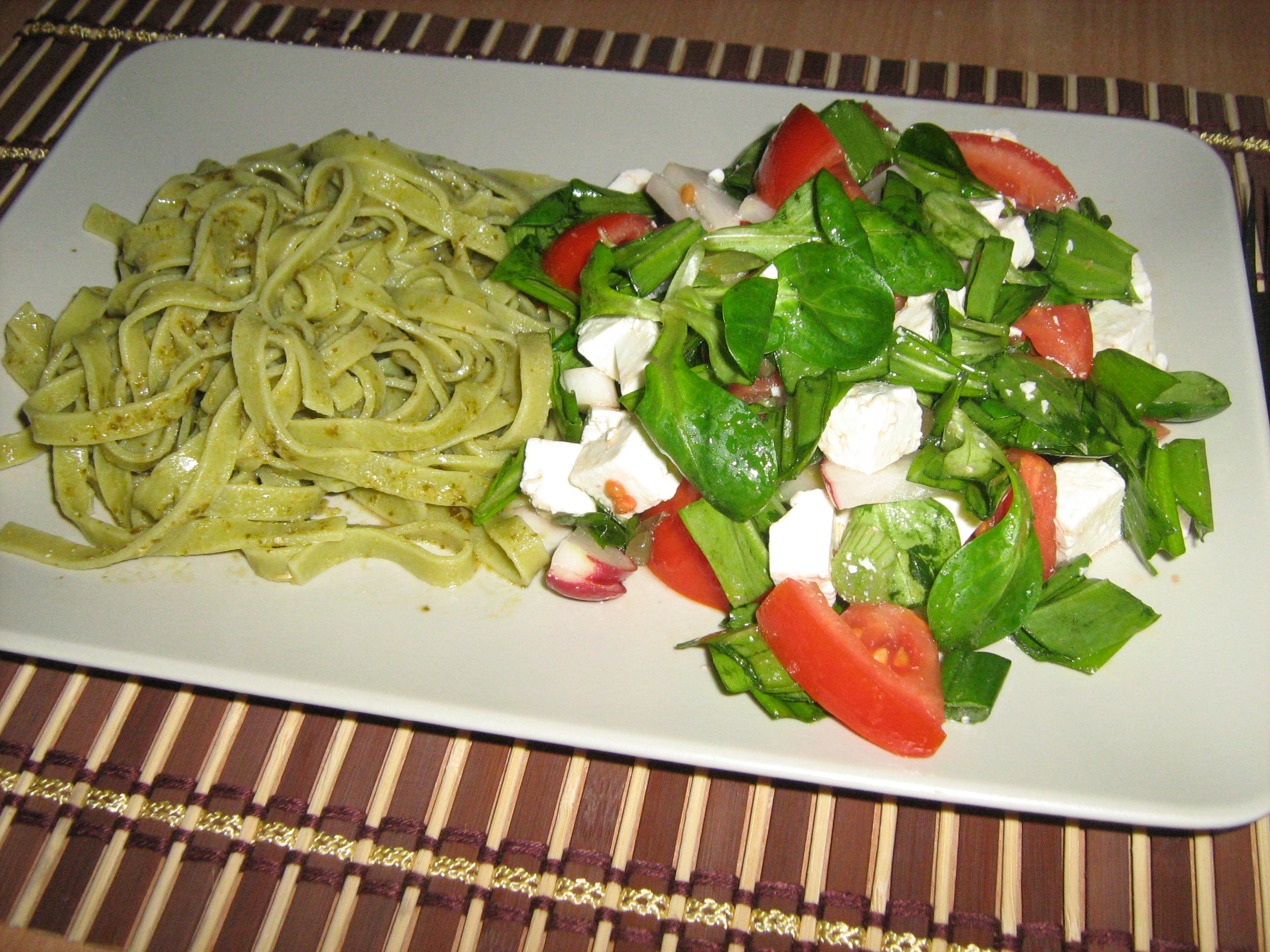 Fettuccine cu sos pesto si salata