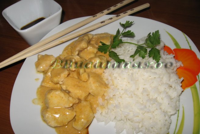 Pui Thai cu curry si lapte de cocos