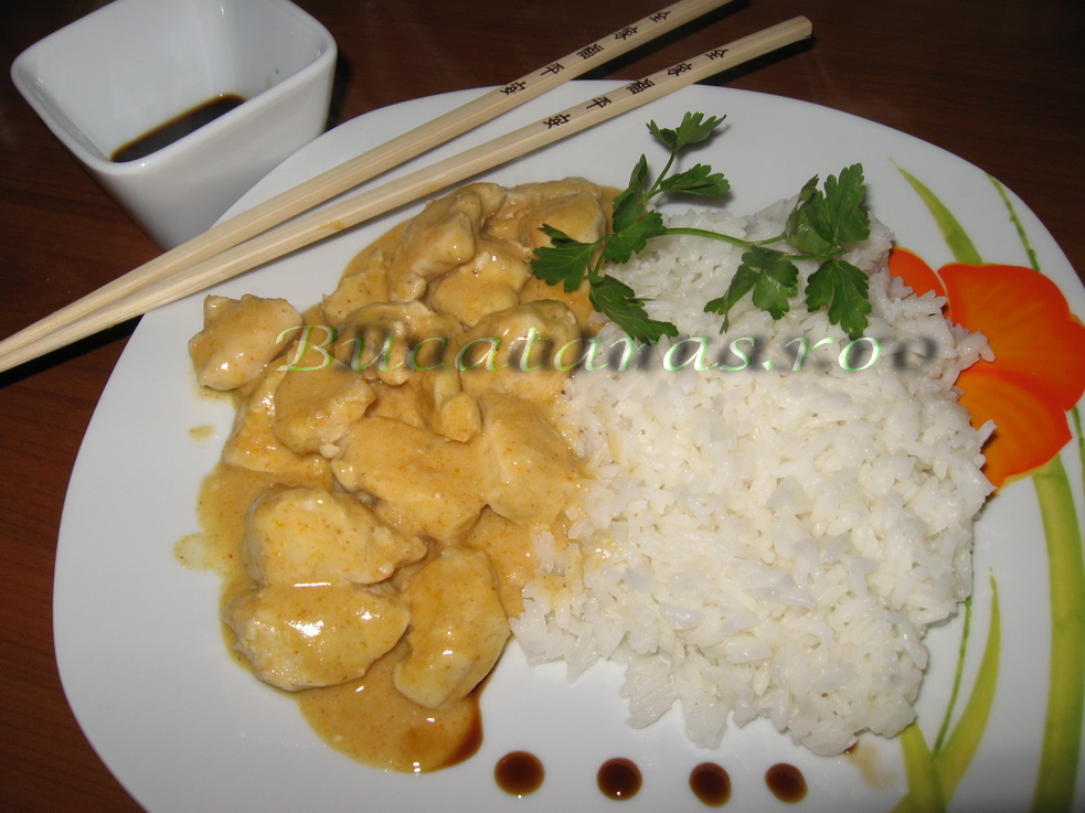 Pui Thai cu curry si lapte de cocos