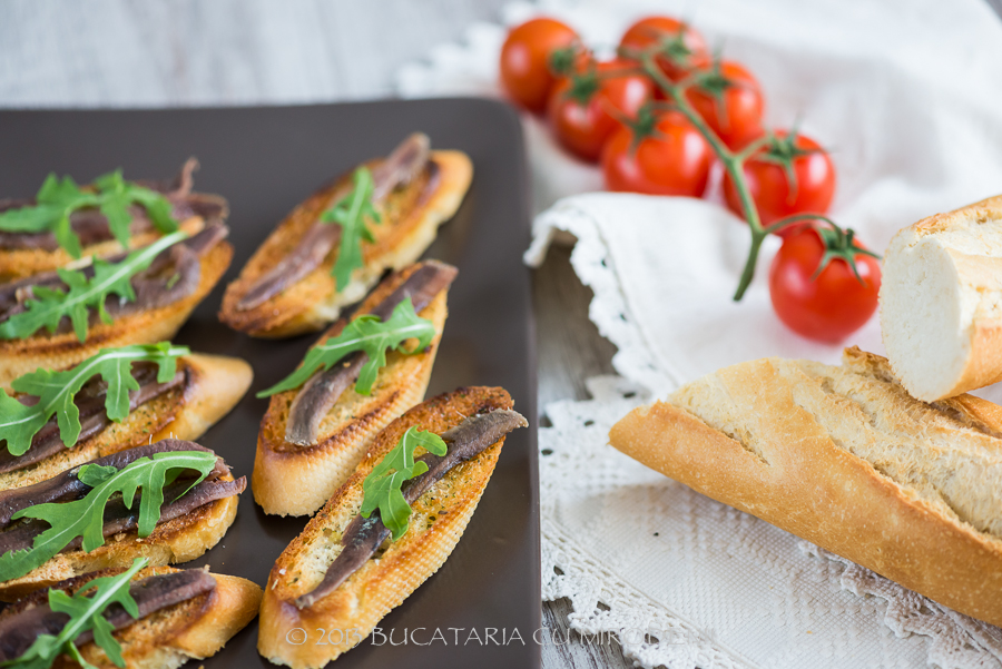 Tapas cu sardine file si rucola