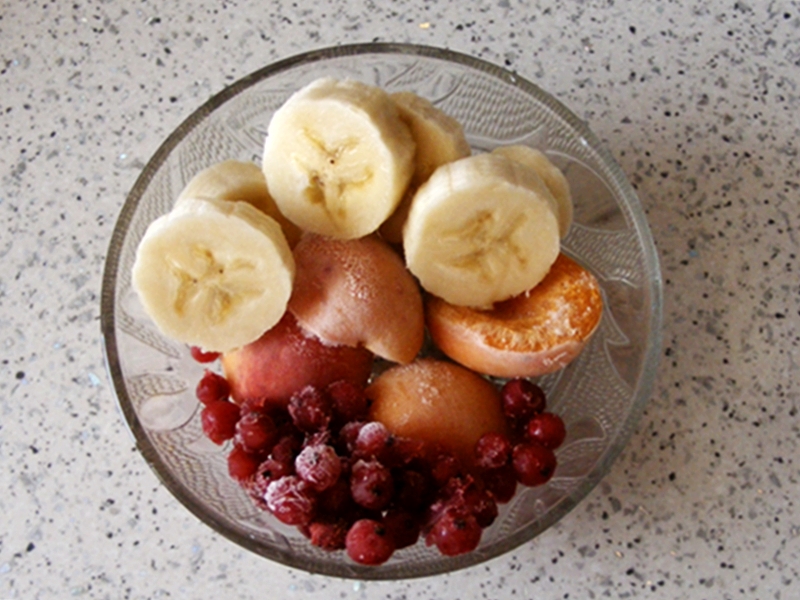 Smoothie de banane, caise si coacaze rosii