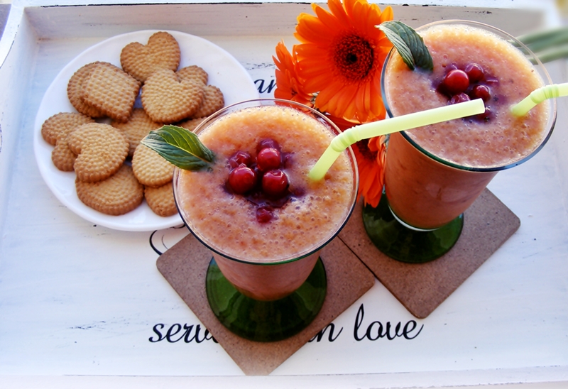 Smoothie de banane, caise si coacaze rosii