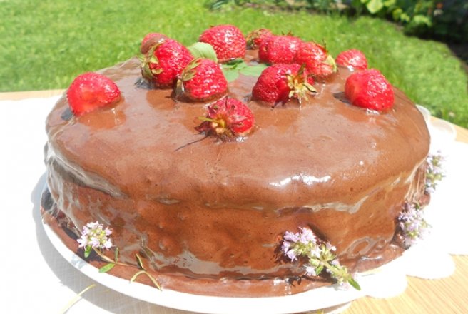 Tort cu capsune si mousse de cacao