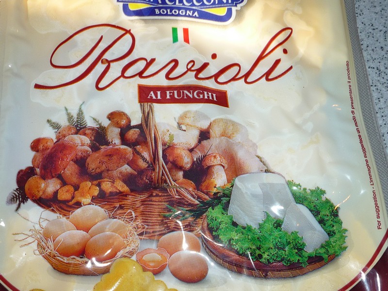 Ravioli cu ciuperci in sos de unt si salvie