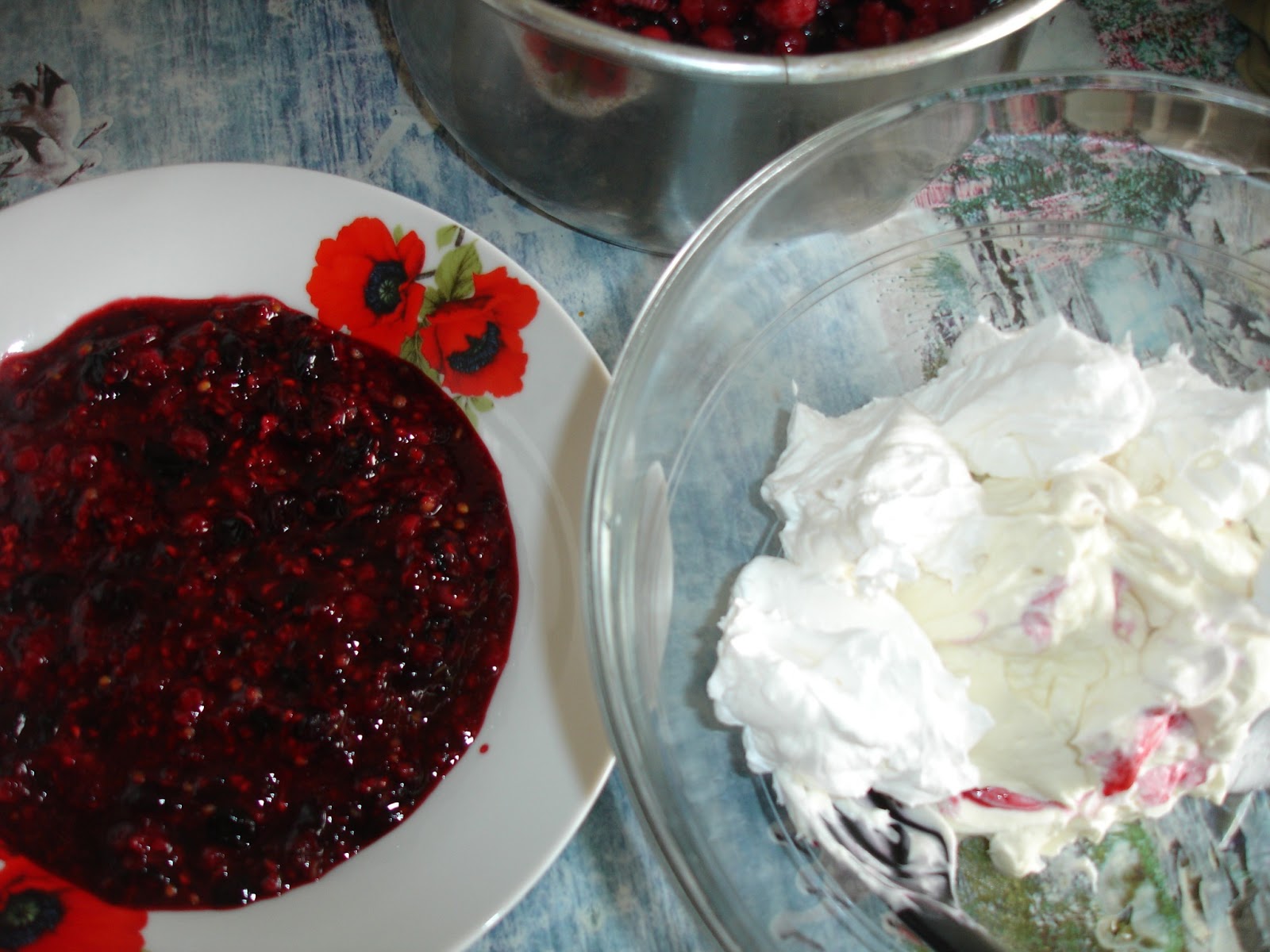 Tort racoritor cu mascarpone si fructe de padure