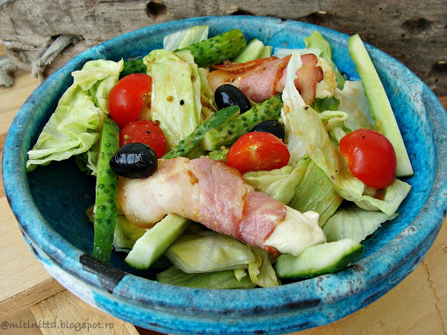 Salata cu sos de otet balsamic de zmeura,telemea si bacon