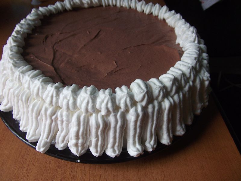 Tort cu crema de ciocolata si frisca