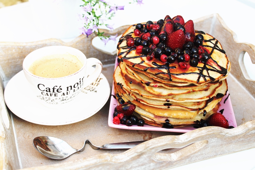 Pancakes cu mascarpone si fructe de padure