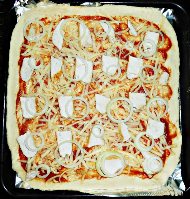 Pizza cu piept de pui