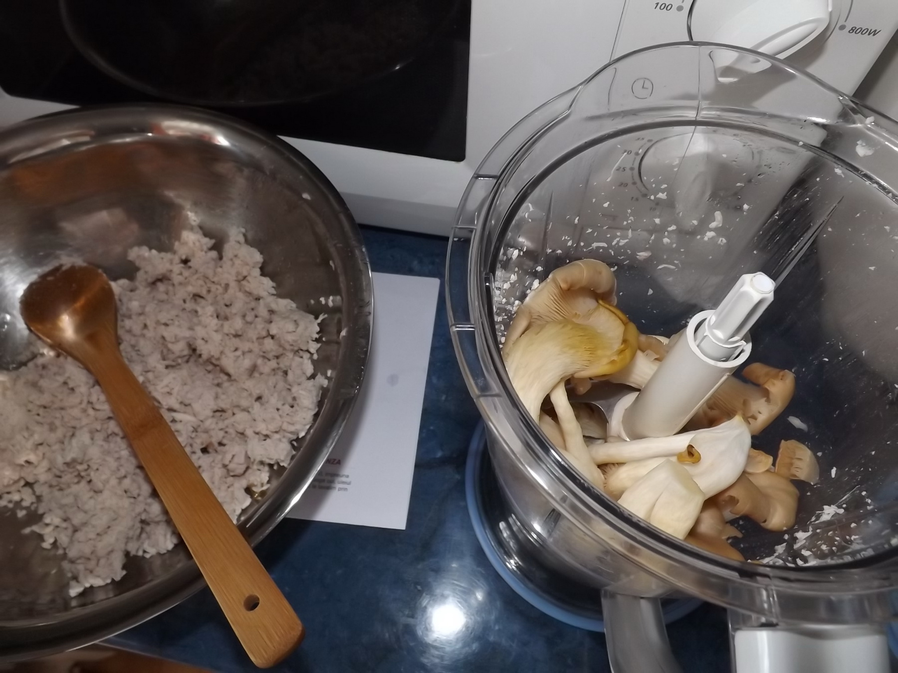 Chiftelute cu carne de pui, ciuperci pleurotus si leurda