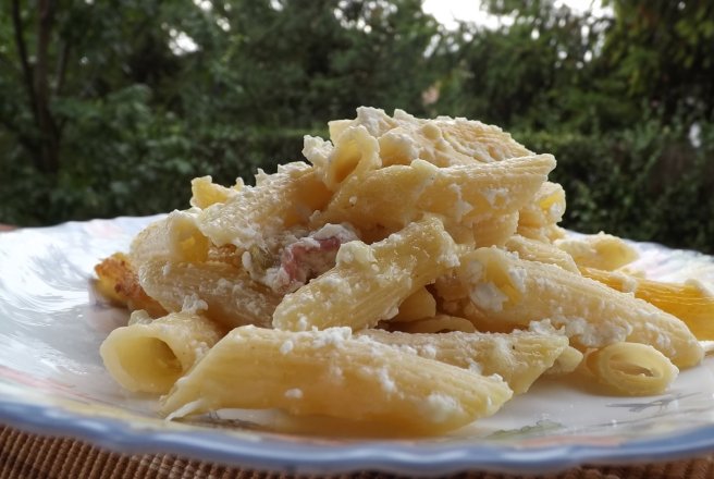 Penne cu bacon si ceva fin de la Delaco