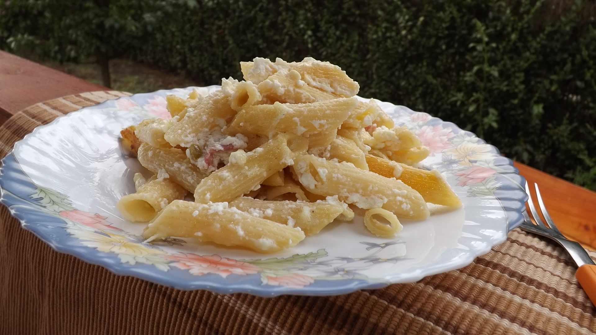 Penne cu bacon si ceva fin de la Delaco