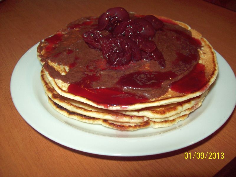 Pancakes cu dulceata de cirese si ciocolata