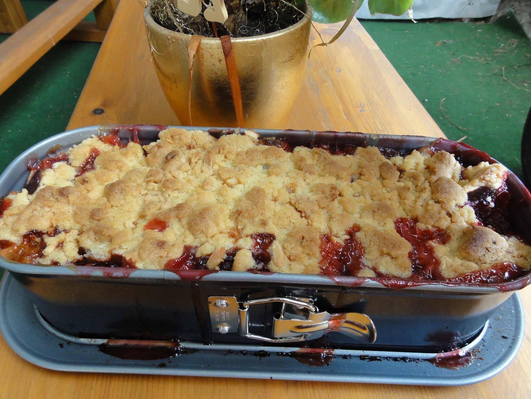 Crumble cu prune caramelizate