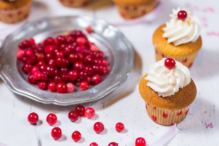 Mini-cupcake cu crema de unt cu bezea elvetiana si merisoare