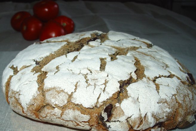 Paine din secara cu masline Kalamata, coaja de lamaie si herbes de Provence