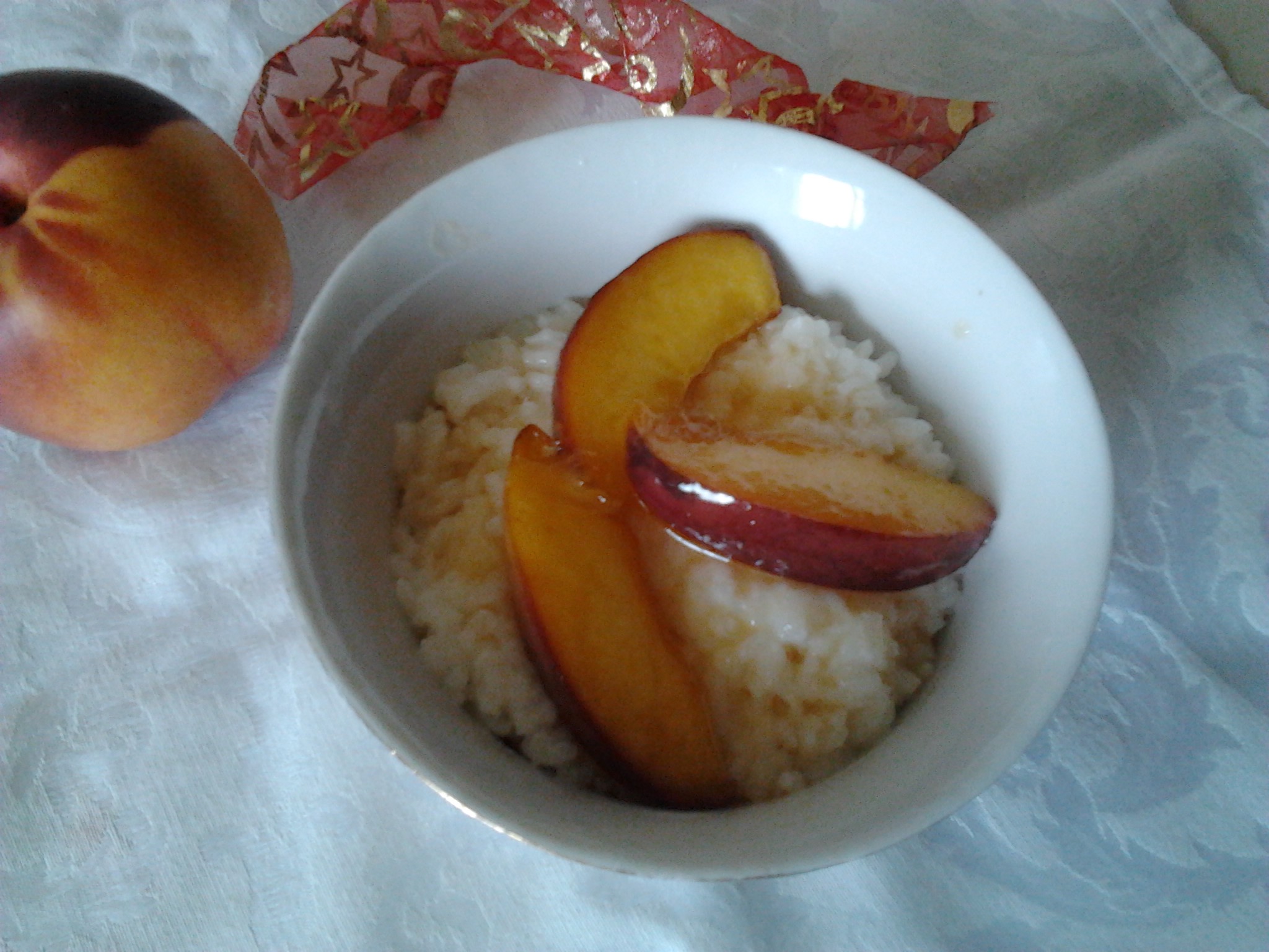 Orez cu lapte si nectarine caramelizate