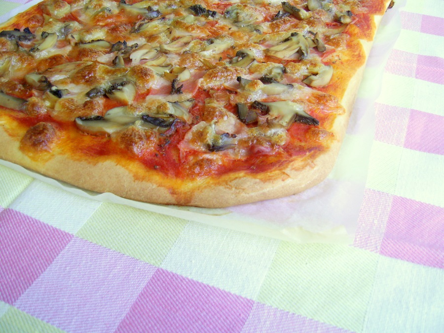 Pizza prosciutto e funghi