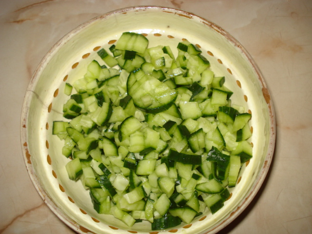 Salata de castraveti cu ardei copt si iaurt