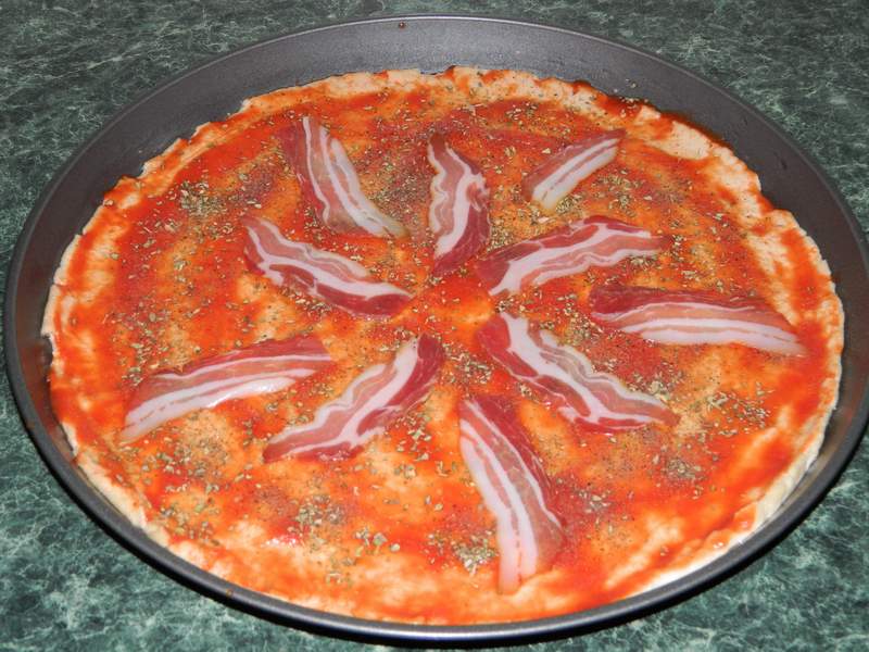 Pizza cu costita si ciuperci