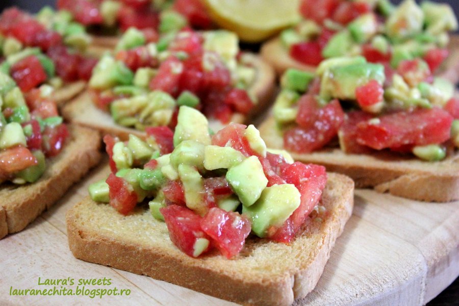 Salata de avocado si rosie