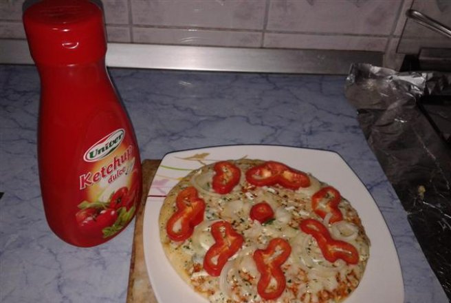 Pizza cu branza si ardei rosu