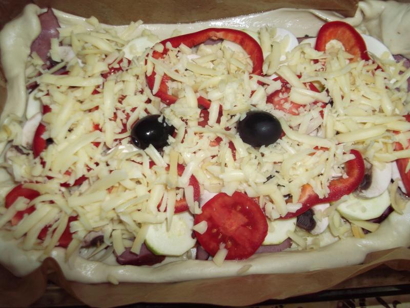 Pizza cu pastrama de vita,ciuperci si dovlecel