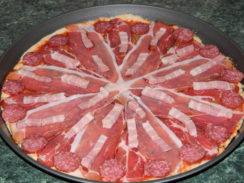 Pizza cu de toate (motaneasca)