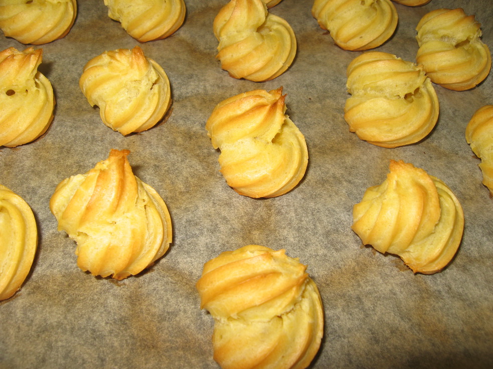 Choux a la creme cu vanilie si ciocolata