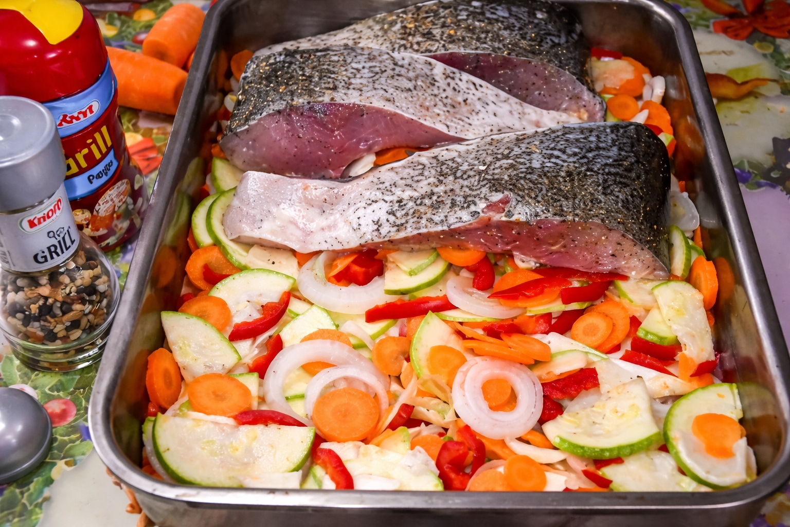 Crap la cuptor cu legume