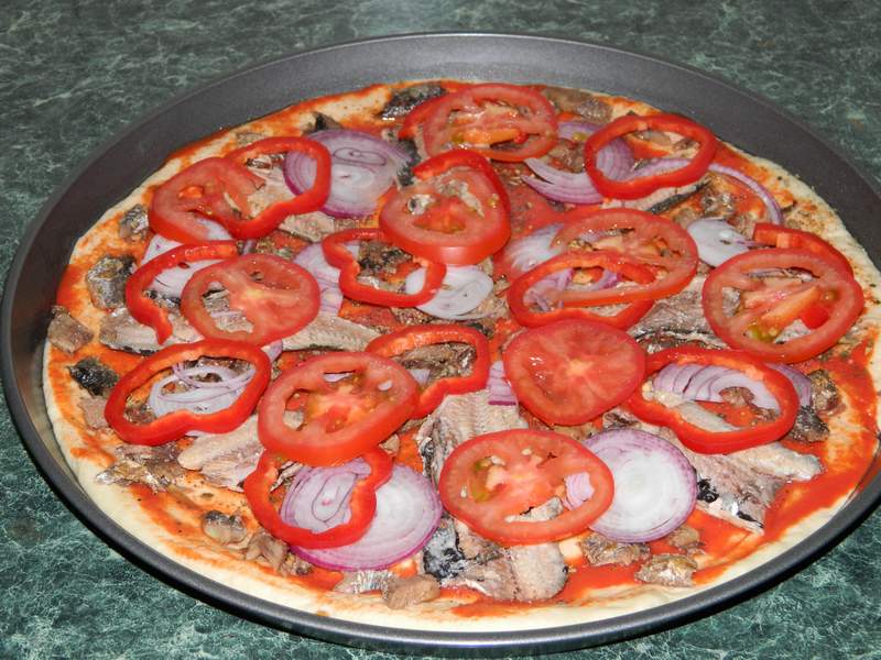 Pizza cu sardine si hering afumat