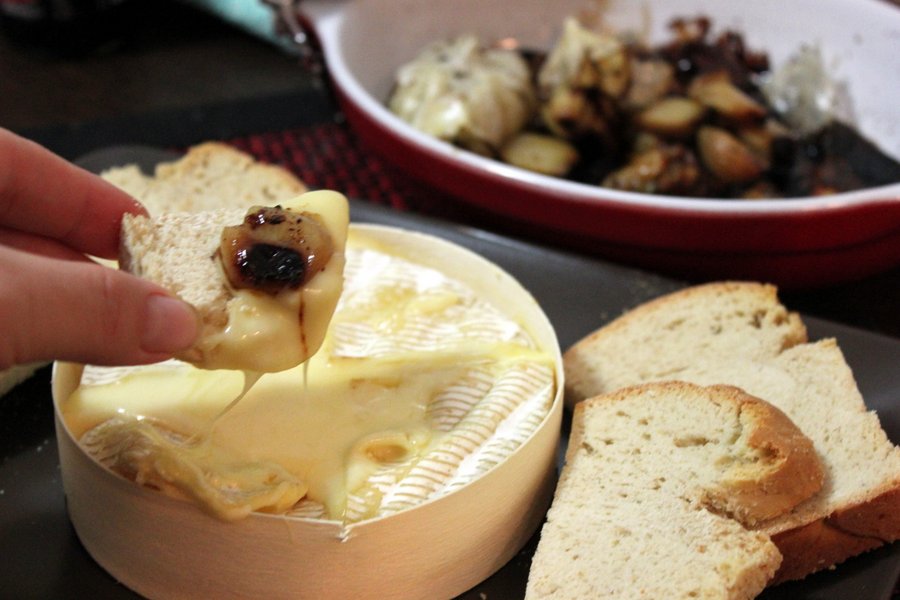 Branza fondue cu usturoi copt