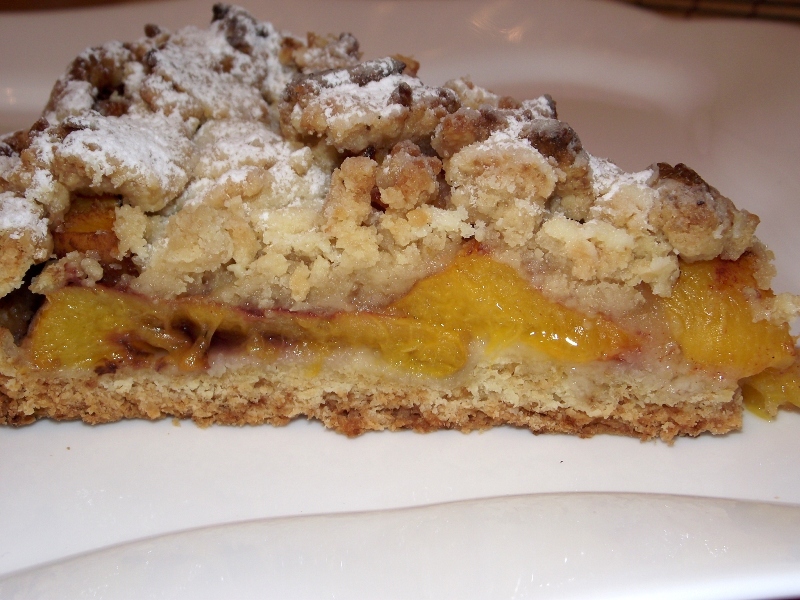 Tarta cu piersici si crumble