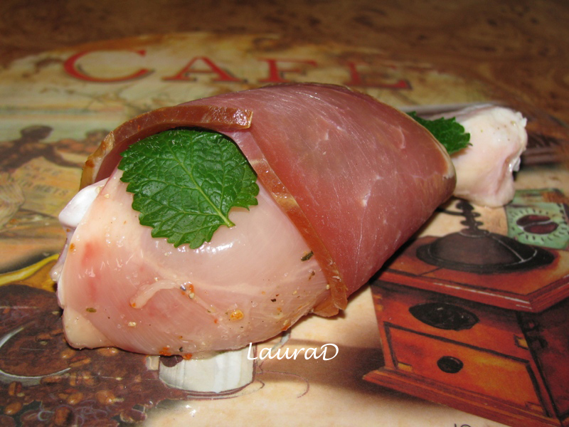 Pulpe de pui cu prosciutto, lamaita si fasole alba