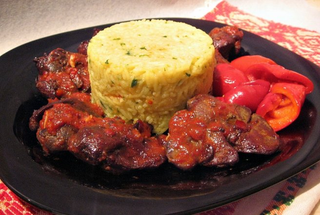 Curry cu basmati si ficat de pui in sos de rosii cu ardei copt