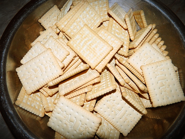 Salam de biscuiţi, reţetă cu ciocolata